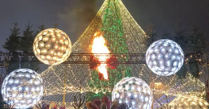 У Києві горіла прикраса на головній ялинці країни (фото, відео)