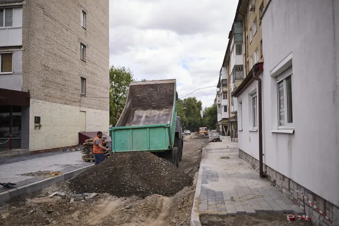 У Луцьку триває ремонт прибудинкових територій: роботи планують завершити до середини серпня (фото)