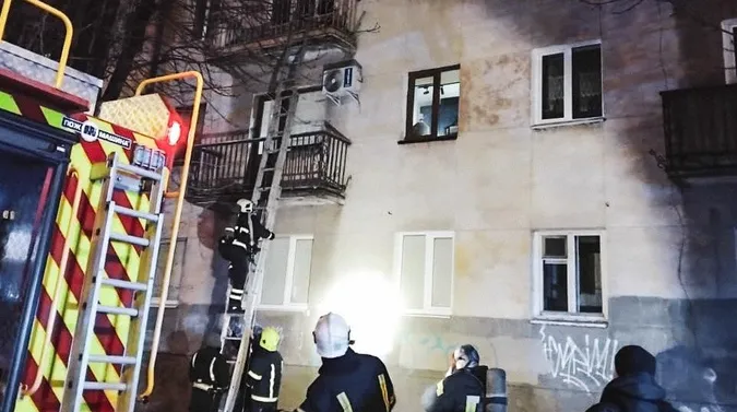 Вибух у Луцьку: з нічної пожежі на Грушевського витягли чоловіка