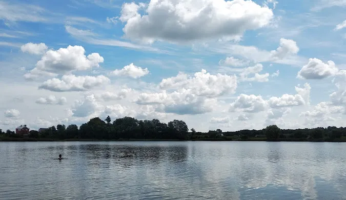 Чиста вода і багато риби: біля Луцька відкрили сезон на популярному озері (фото, відео)