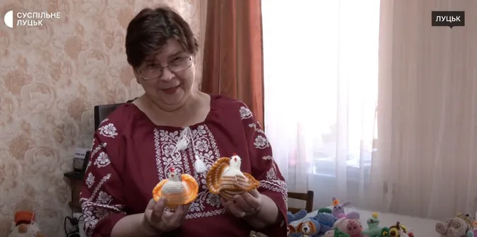 Писанки, зайці та курочки: волонтерка з Луцька створює в'язані вироби до Великодня (відео)