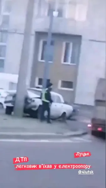 Ранкова аварія у Луцьку: автівка врізалася у стовп (фото)