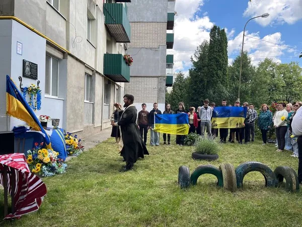 «Дуже боляче стояти на могилі сина»: спогади матері полеглого воїна Юрія Кошинського (фото, відео)