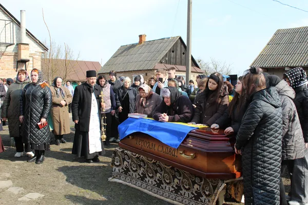 Осиротіли дві доньки: на Волині попрощалися з воїном Володимиром Сасовським (фото)