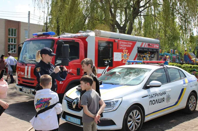У Луцьку школярі збирали гроші на медичний автомобіль для воїнів 100-ї бригади ТрО (фото)
