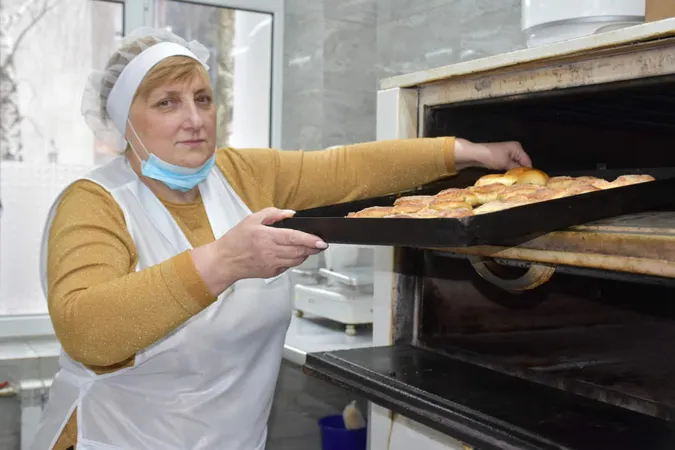 У Луцьку шкільні кухарі печуть булочки для тероборони (фото)