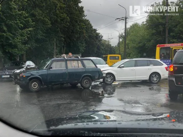 У Луцьку на перехресті не розминулися дві автівки (фото)