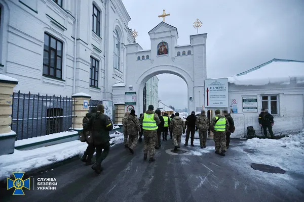 Безпекові заходи: СБУ нагрянула у Києво-Печерську лавру (фото, відео)