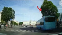 Потрапив на камеру і отримав штраф: у Луцьку покарали водія маршрутки за небезпечний маневр (відео)