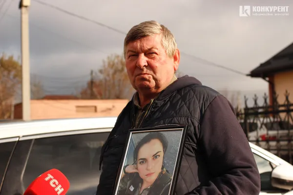 Василь Созонюк з портретом доньки
