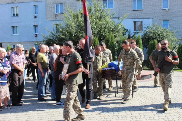 Рожищенська громада попрощалась із загиблим вогнеметником Вячеславом Лукашем (фото)