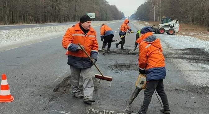 На Волині проводять аварійні роботи з ліквідації вибоїн на дорогах (фото)