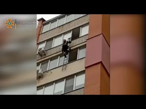 У Луцьку рятувальник заліз на восьмий поверх, аби звільнити літню жінку (відео)