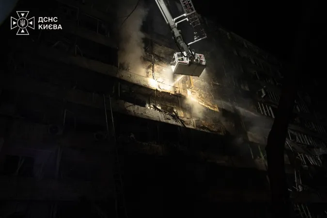 Ворожий обстріл Києва: у Деснянському районі зруйновано багатоповерхівку, є загиблі та десятки поранених