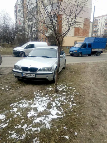 Бордюри ніби медом помазані: муніципали показали автохамів (фото)