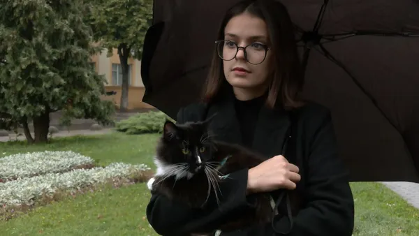 Роздали корм: як у Луцьку допомагають переселенцям з тваринами (відео)