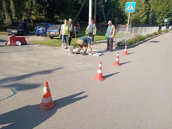У Колках перед школою оновлюють дорожню розмітку: водіїв просять оминати ділянку