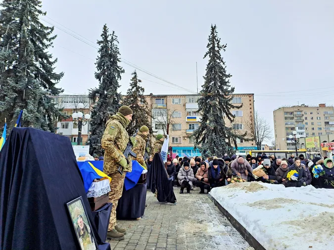 Ковель навколішки попрощався з Героями Миколою Сичем та Андрієм Вдовиченком, які два роки були зниклими безвісти