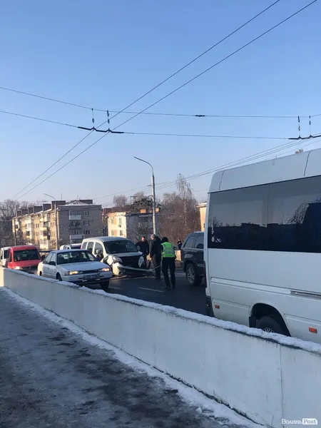 У Луцьку на шляхопроводі сталася подвійна ДТП (фото)