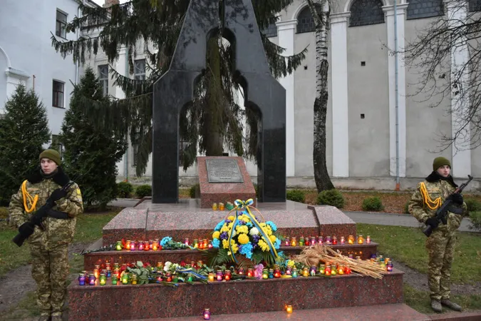 Хрест зі свічок і панахида: лучани вшанували жертв голодоморів (фото)