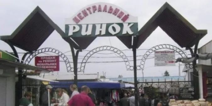 У Луцьку вимагають повернути зупинку біля ринку та ліквідувати парковку