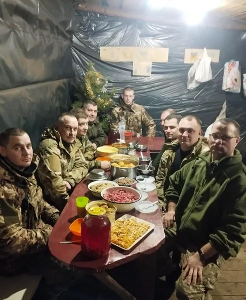 Кутя, свята вечеря та навіть ялинка: як волинські поліціянти святкують Різдво на передовій (фото)