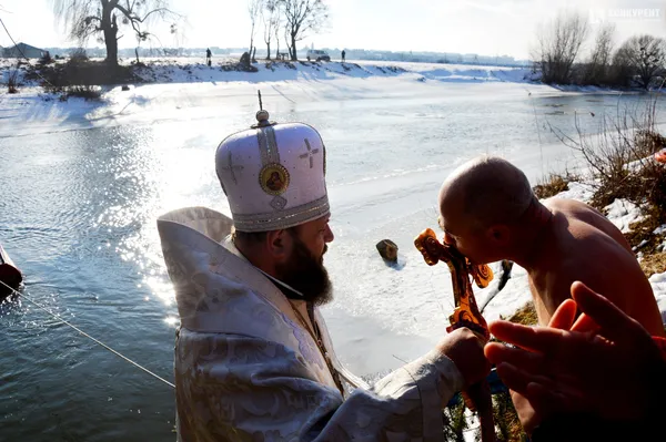 Як лучани на Стиру занурювалися на Водохреща (фото)