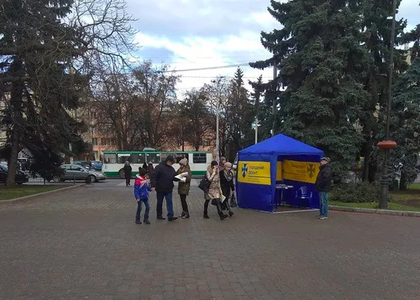 Вибори: на Волині побільшало партійних наметів (фото)