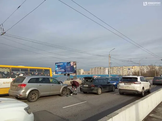 Як у Луцьку «додж» розбив дві «бехи» (фото, відео)
