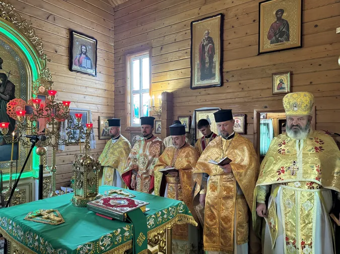 Напередодні престольного празника у церкву Апостолів Петра і Павла на Волині приїхав владика Михаїл (фото)