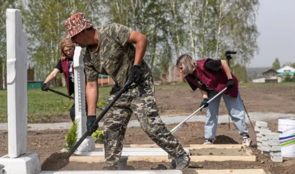 Переможець забрав 20 тисяч рублів: в сибіру пройшов конкурс з прикрашання могил (фото)