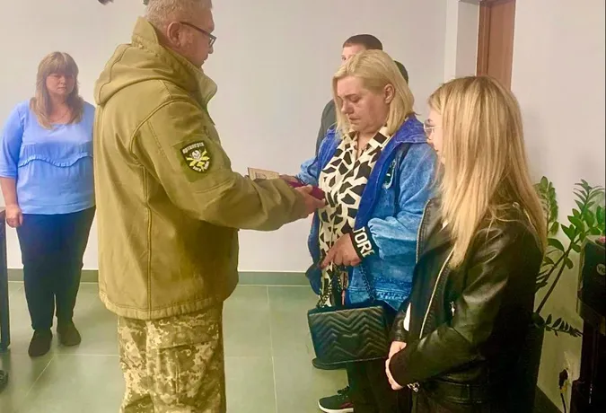 На Волині дружині та дітям загиблого Героя вручили посмертний орден за мужність (фото)