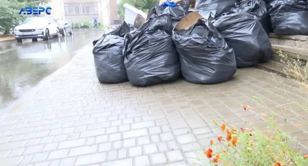 У Луцьку ритуальна служба привезла під під'їзд тіло одинокої жінки без документів (відео)