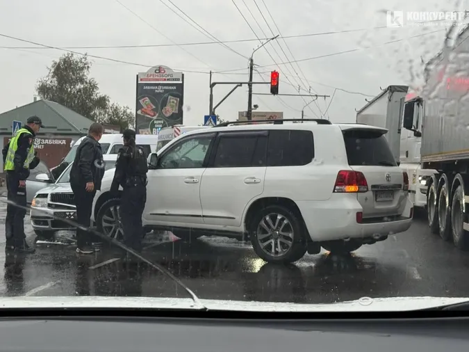 На Ковельській у Луцьку влупились дві автівки – утворився затор (фото)