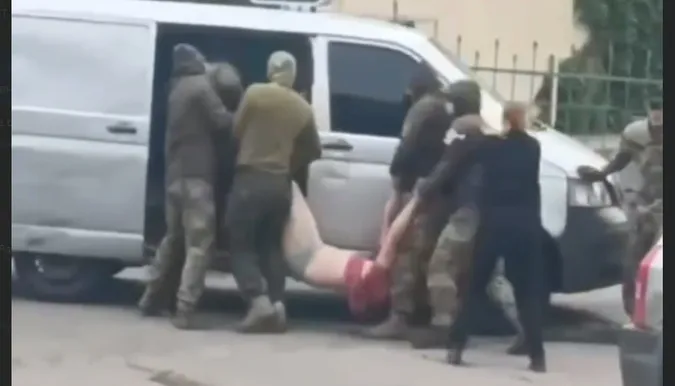 Грузили в бус за руки і ноги: на Волині перевірять дії ТЦК (відео)