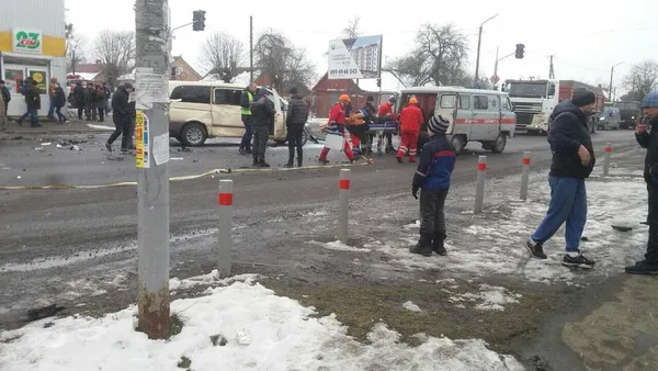 На Волині поліцейський автомобіль врізався у стовп (фото)