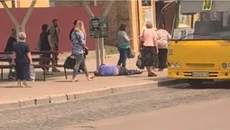 У Луцьку водій маршрутки викинув п'янючого пасажира з автобуса (відео)