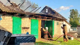 На Волині чоловік курив у ліжку і спалив пів хати (фото)