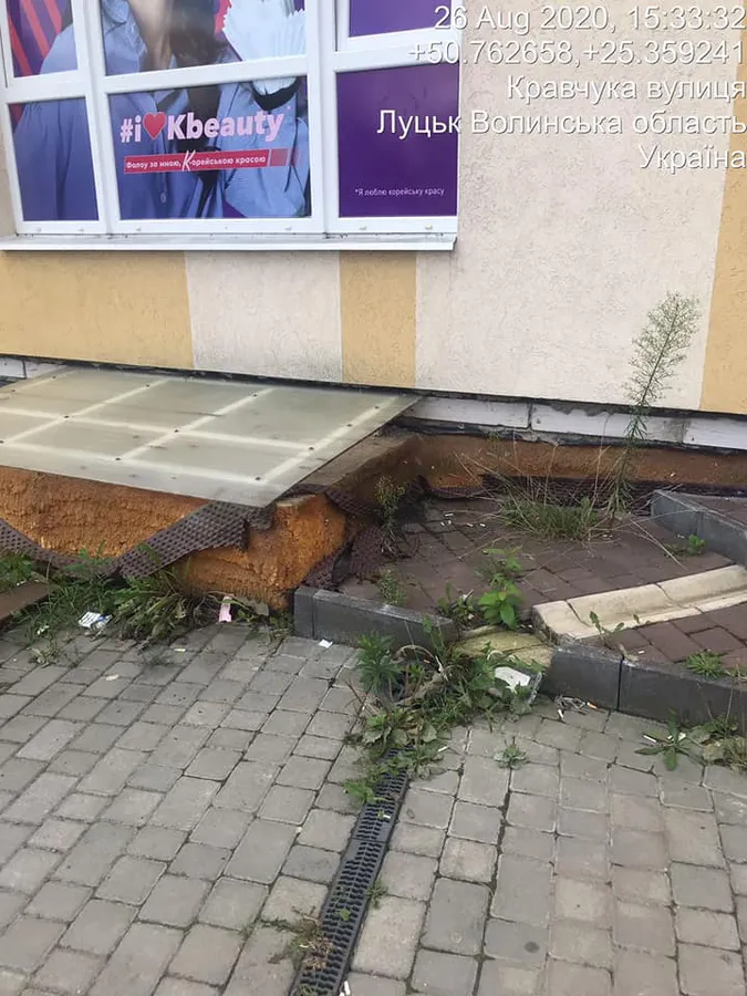 У Луцьку керівницю «Watsons» змусили поприбрати сміття біля магазину