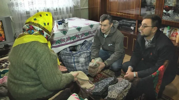 Пенсіонерка з Волині передала військовим на передову 120 пар в'язаних шкарпеток (фото, відео)
