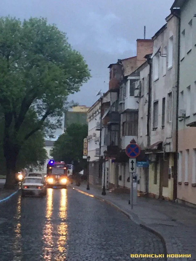 На Кривому Валу біля пошти загорілася квартира (фото)