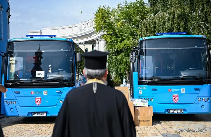 Епіфаній освятив автобуси для евакуації поранених, які придбали волиняни (фото)
