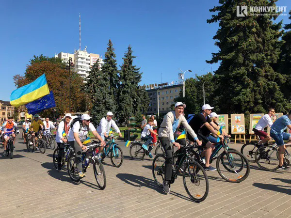 Луцьк святкує активно: на міські вулиці виїхали велосипедисти у вишиванках (ФОТО)