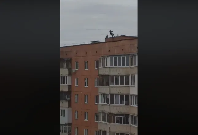 Небезпечні ігри: на даху луцької багатоповерхівки бігають діти (відео)