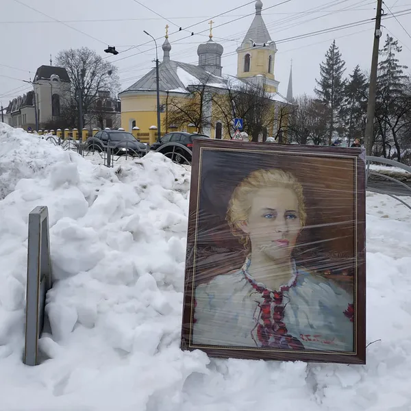 У Луцьку портрет Лесі Українки мандрує стежками, де ходила письменниця в дитинстві (фото)