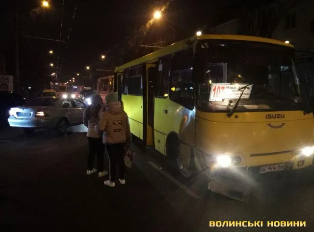 У Луцьку Mercedes влетів у маршрутку (фото)