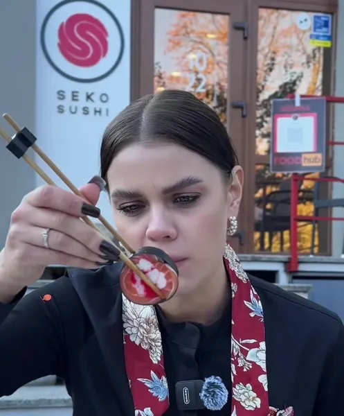 «І в кабіну зараз запихнем»: тіктокерка перевірила луцькі суші (відео)