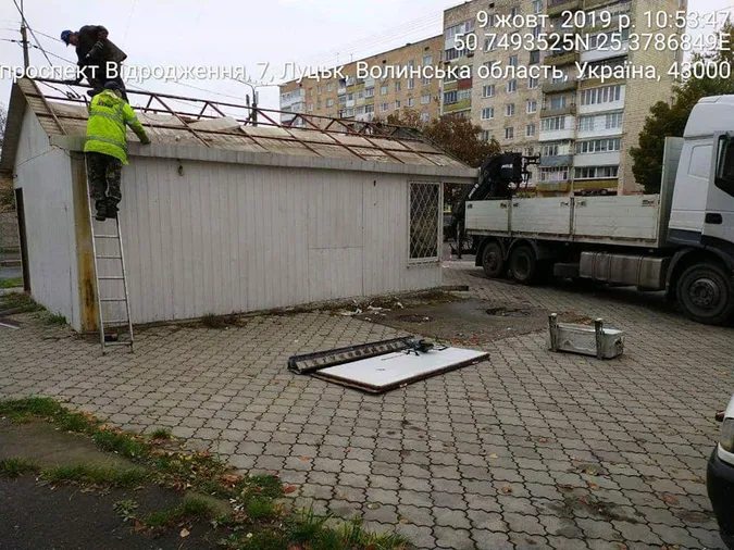 У Луцьку на Відродження демонтували незаконний торговий павільйон (фото)
