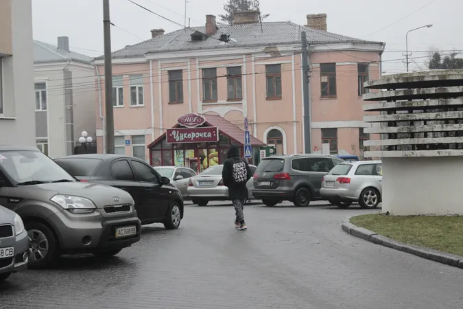 Ожеледиця у Луцьку: місто ледь тримається на ногах (фото)
