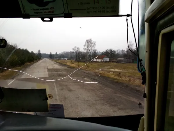 Раніше дійсно справа стояв знак, який вказував про заборону руху вантажівок більше 10 тонн. Але його вже немає.